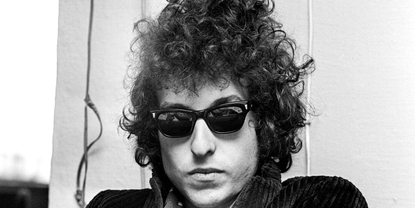 Bob Dylan med solglasögon vid en presskonferens i Solna 28:e april 1966, dagen innan Dylans spelning i Konserthuset i Stockholm.