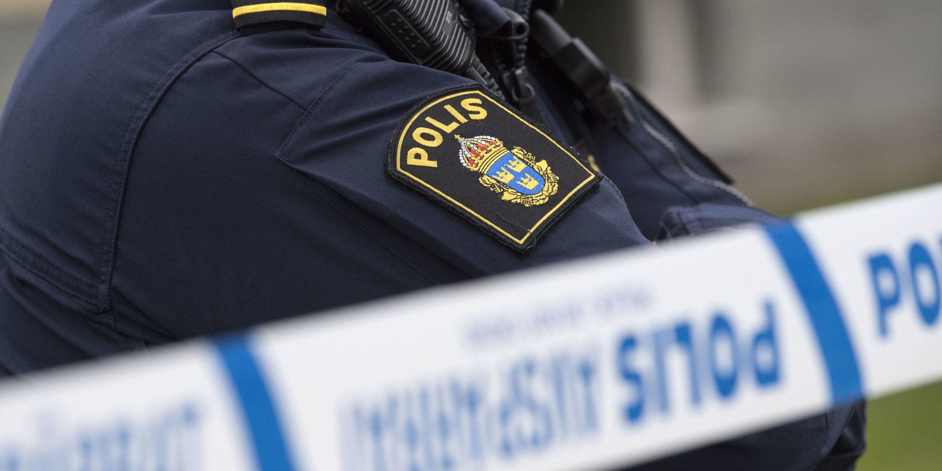 En polis skadades och fick föras till sjukhus i samband med att en misstänkt rånare skulle gripas i Norrtälje. Arkivbild.