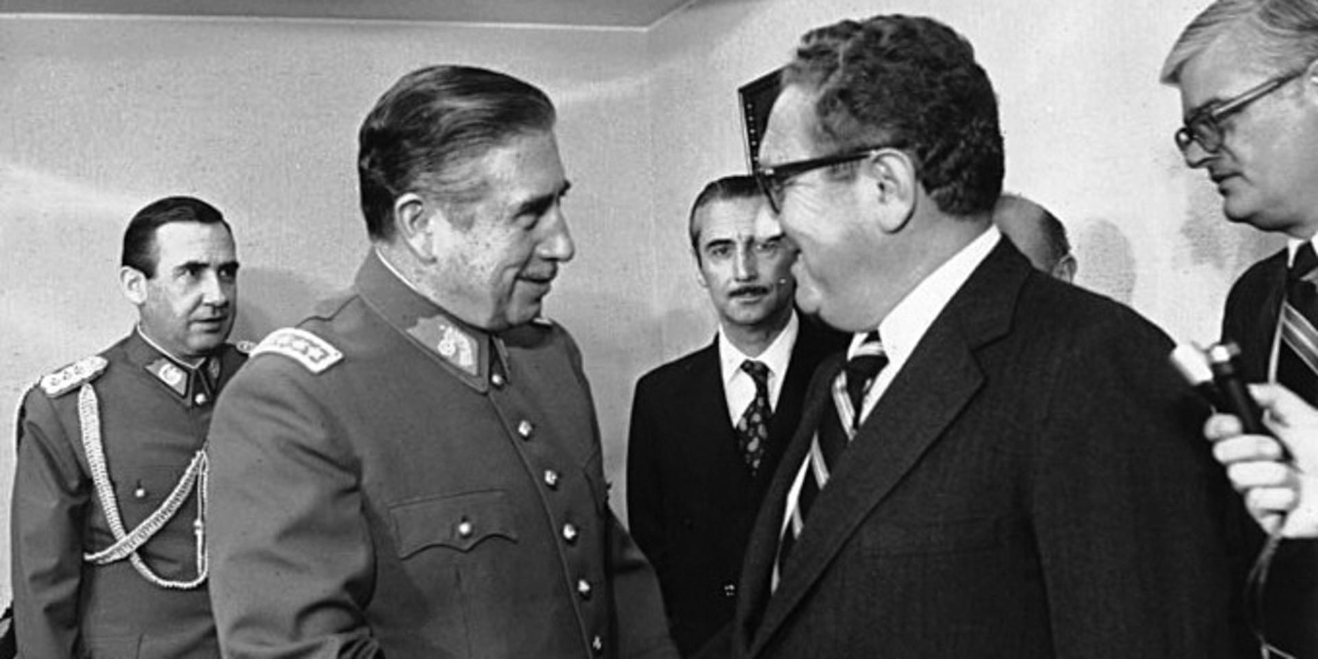 Chiles diktator Augusto Pinochet skakar hand med USA:s utrikesminister Henry Kissinger i januari 1976. 