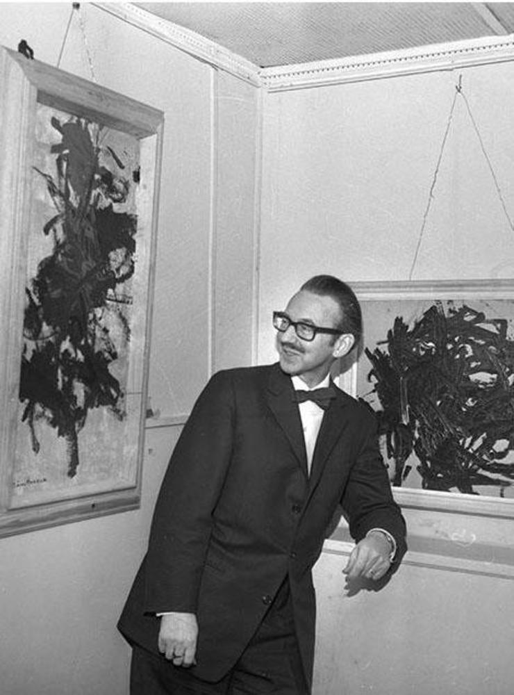 ”Dacke” (Åke Axelsson) beundrar Pierre Brassaus tavlor på vernissagen. 