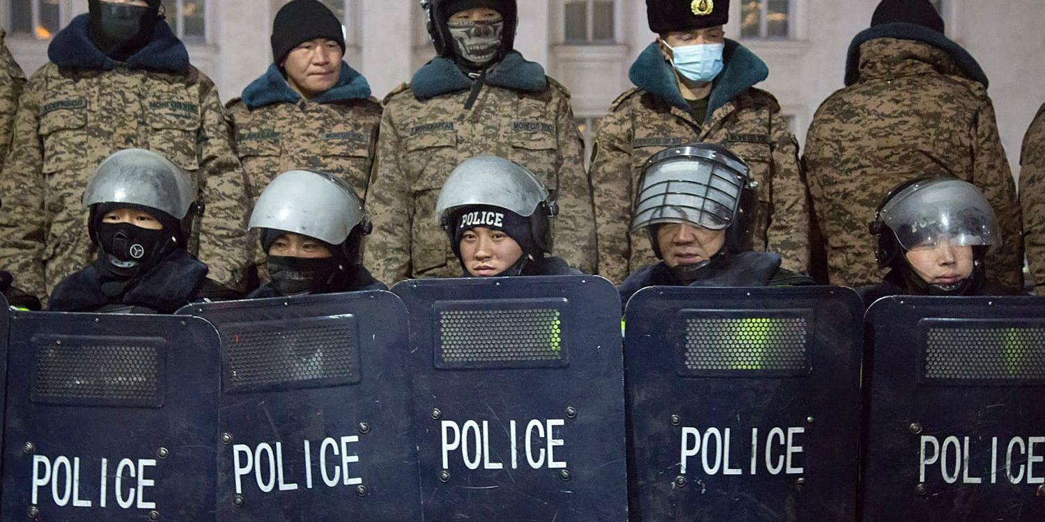 Mongolisk polis bakom kravallsköldar i centrala Ulan Bator den 5 december.