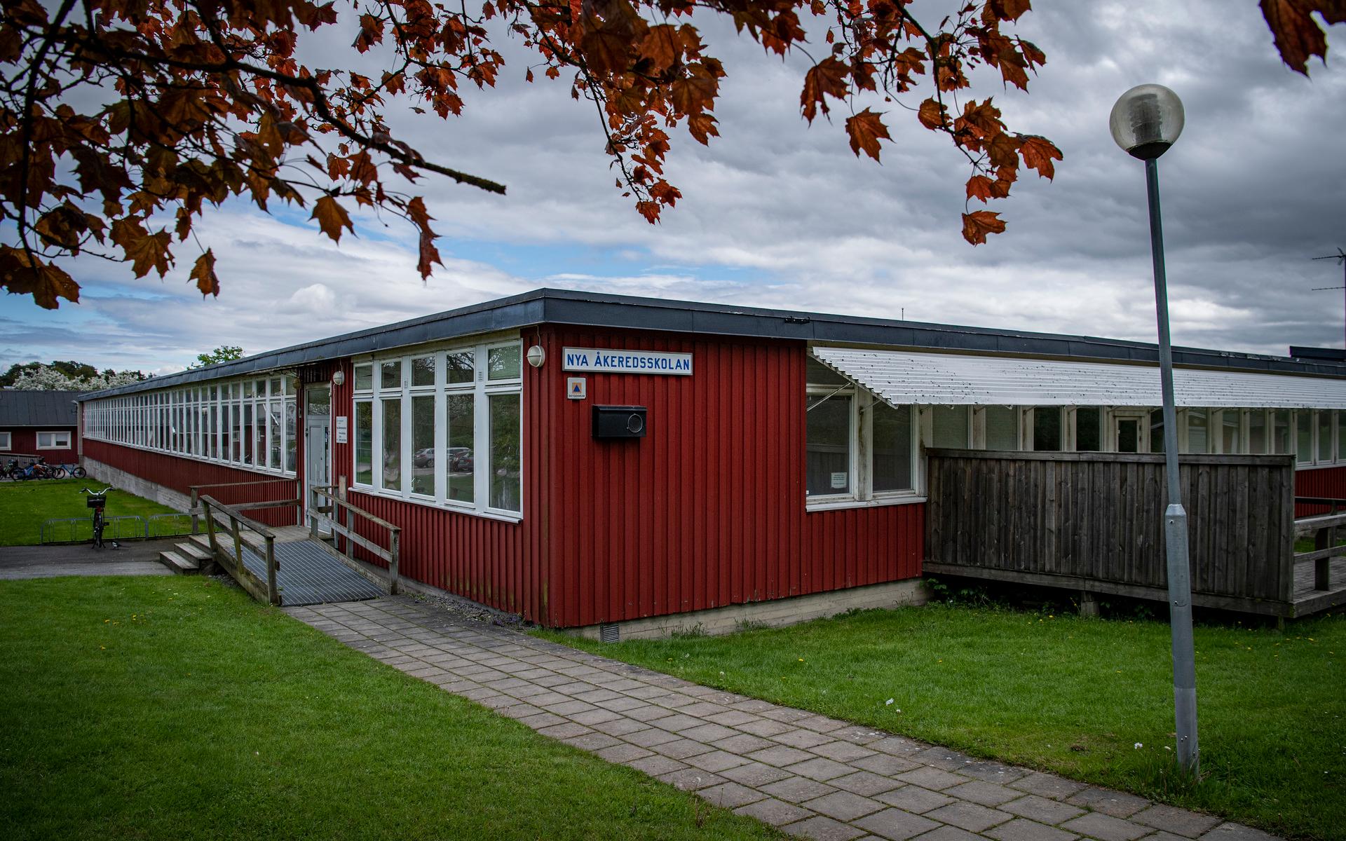 Nu beställs en ny skola som ska ersätta den gamla, numera evakuerade, Åkeredsskolan.