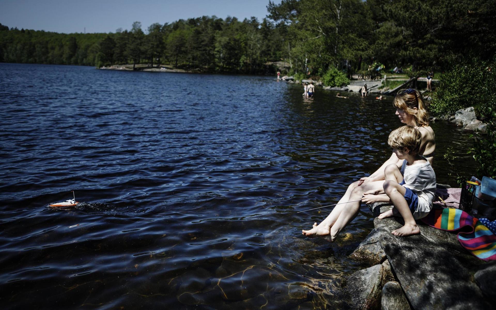 Första sommardagen vid Kåsjön. Isak Fransson Kristerdal med mamma Marie Fransson