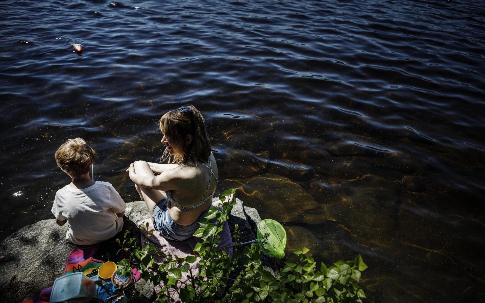 Första sommardagen vid Kåsjön. Isak Fransson Kristerdal med mamma Marie Fransson