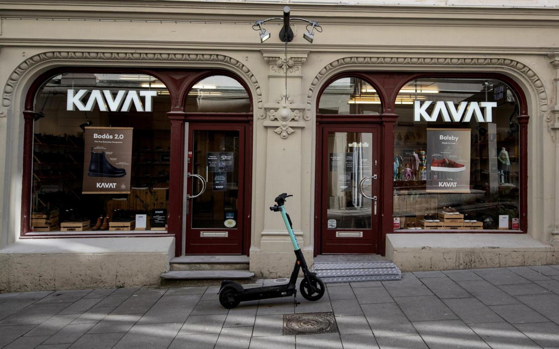 När det svenska skoföretaget Kavat för nio år sedan flyttade sin produktion från Kumla till Bosnien lovade bolaget införa svensk arbetsetik och svenska värderingar. Företaget fick nästan 700 000 kronor i biståndspengar från Sida för att leva upp till detta löfte. Bild från Kavat butik på Korsgatan i Göteborg.