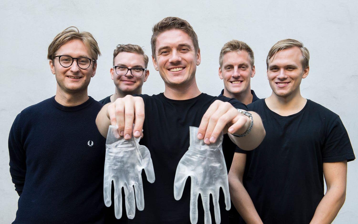 Ingenjörsstudenterna från Blekinge tekniska högskola har tagit fram en återvinningsbar skyddshandske som dessutom är biologiskt nedbrytbar. Från vänster: Axel Sjöberg, Albert Eriksson, Adam Backman, Johan Stjernberg, Marcus Skoog.