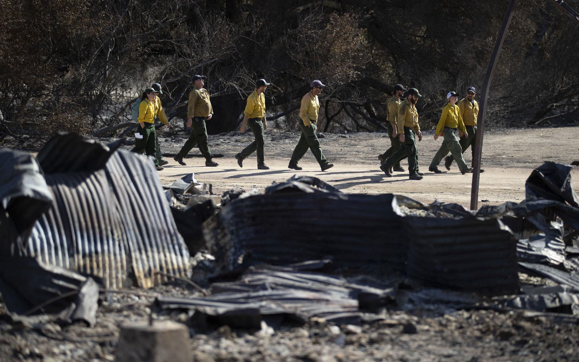 Brandmän går igenom ett eldhärjat område i Paramount Rant tillsammans med inrikesminister Ryan Zinke.