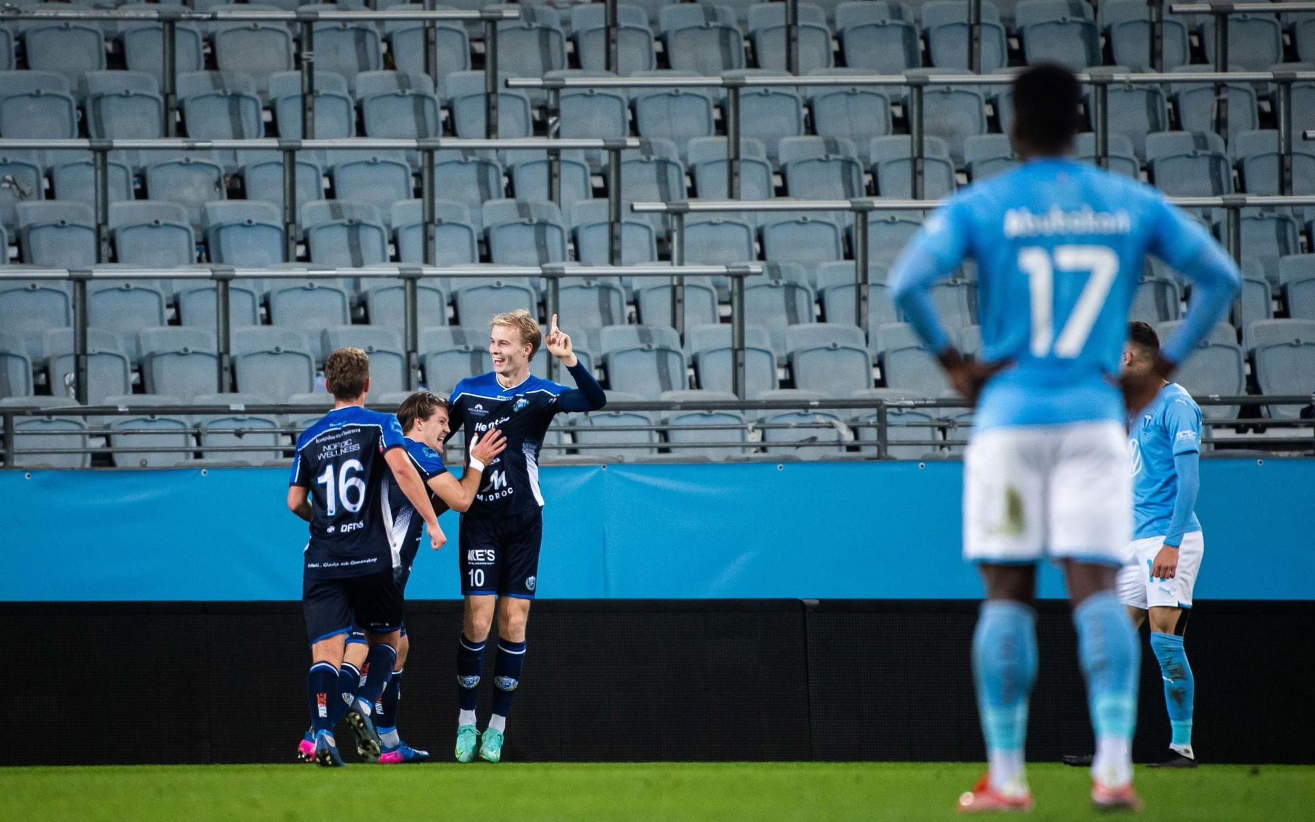 Onsalas Victor Andersson jublar efter 2-1 i matchen mot Malmö. 