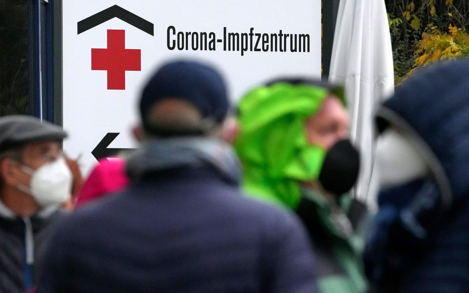 Tyskar köar utanför ett vaccinationscenter i Berlin i måndags. Smittokurvorna pekar rakt upp här liksom i flera andra europeiska länder.