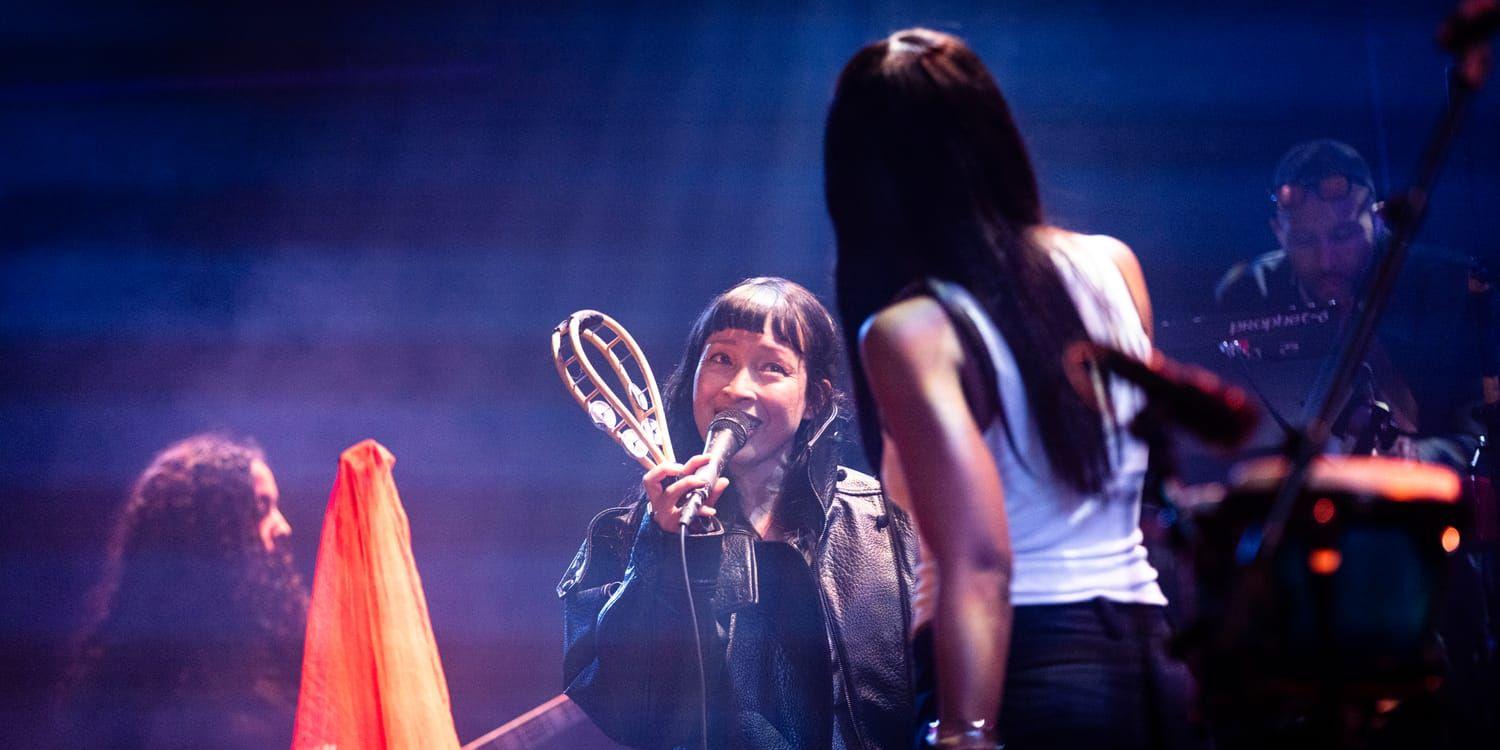 Leende Yukimi på scen på Pustervik. 