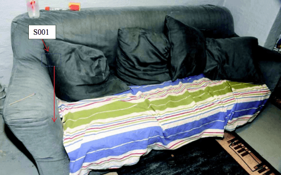 På soffan hittades spår av kroppsvätskor.. Bild: Polisen 