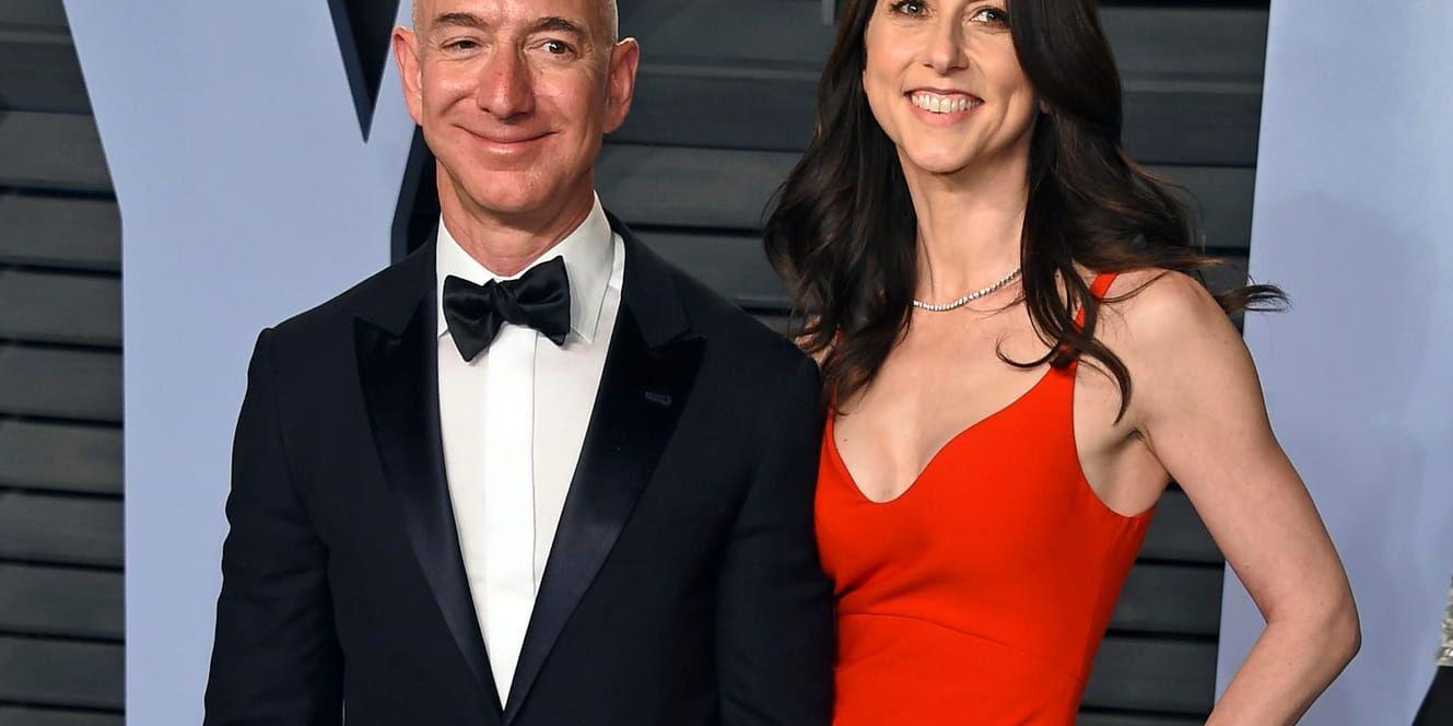 Amazongrundaren Jeff Bezos och MacKenzie Bezos skilde sig nyligen. Nu lovar hon bort hälften av sina pengar. Arkivbild