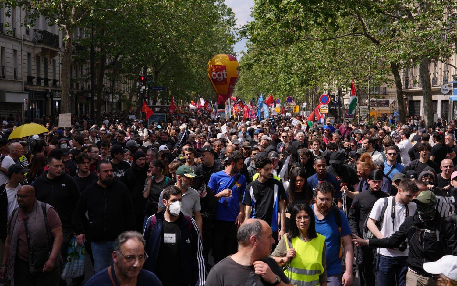 Stort förstamajtåg i Paris.