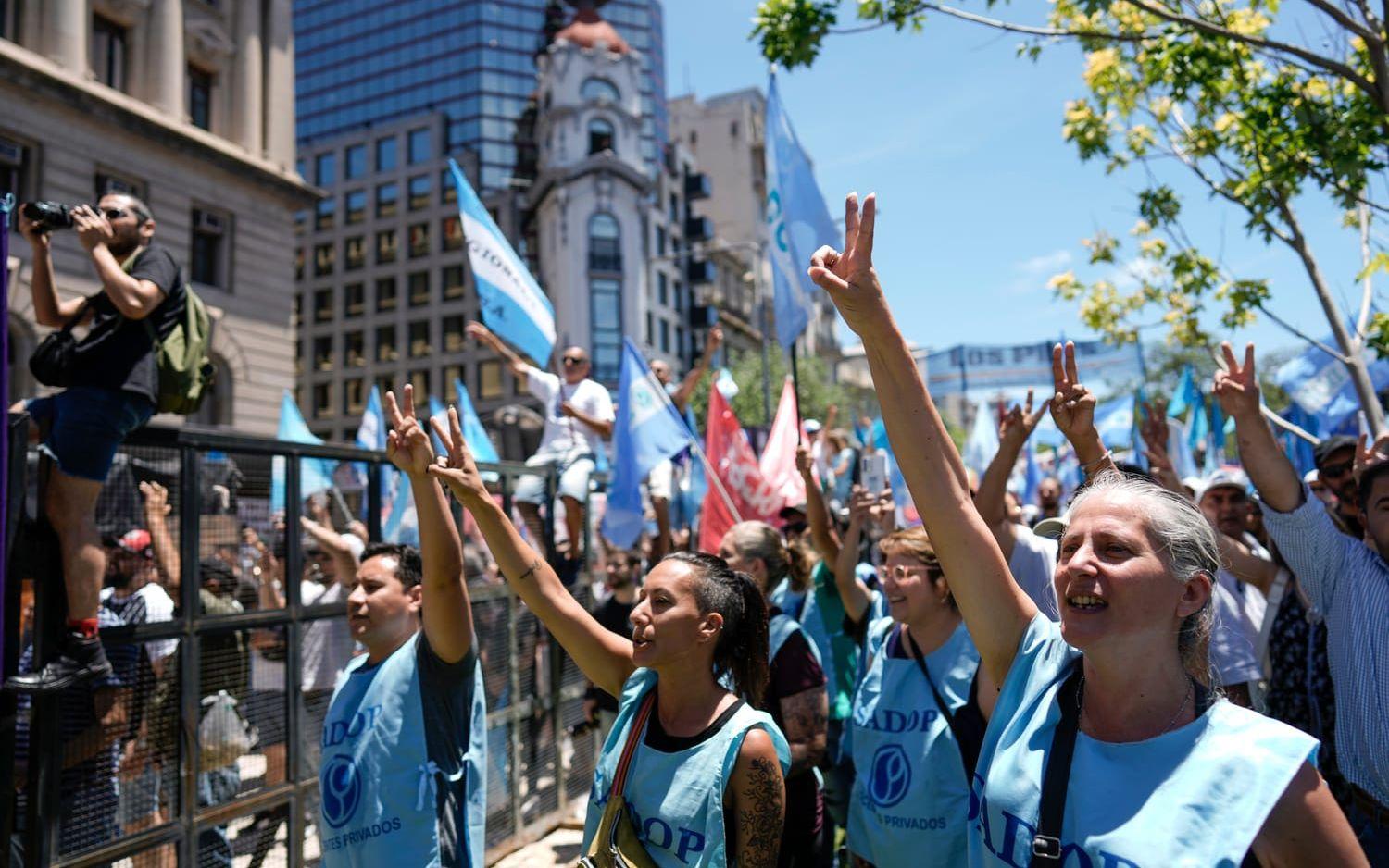 Tusentals människor protesterar mot föreslagna åtstramningar i Buenos Aires på onsdagen.