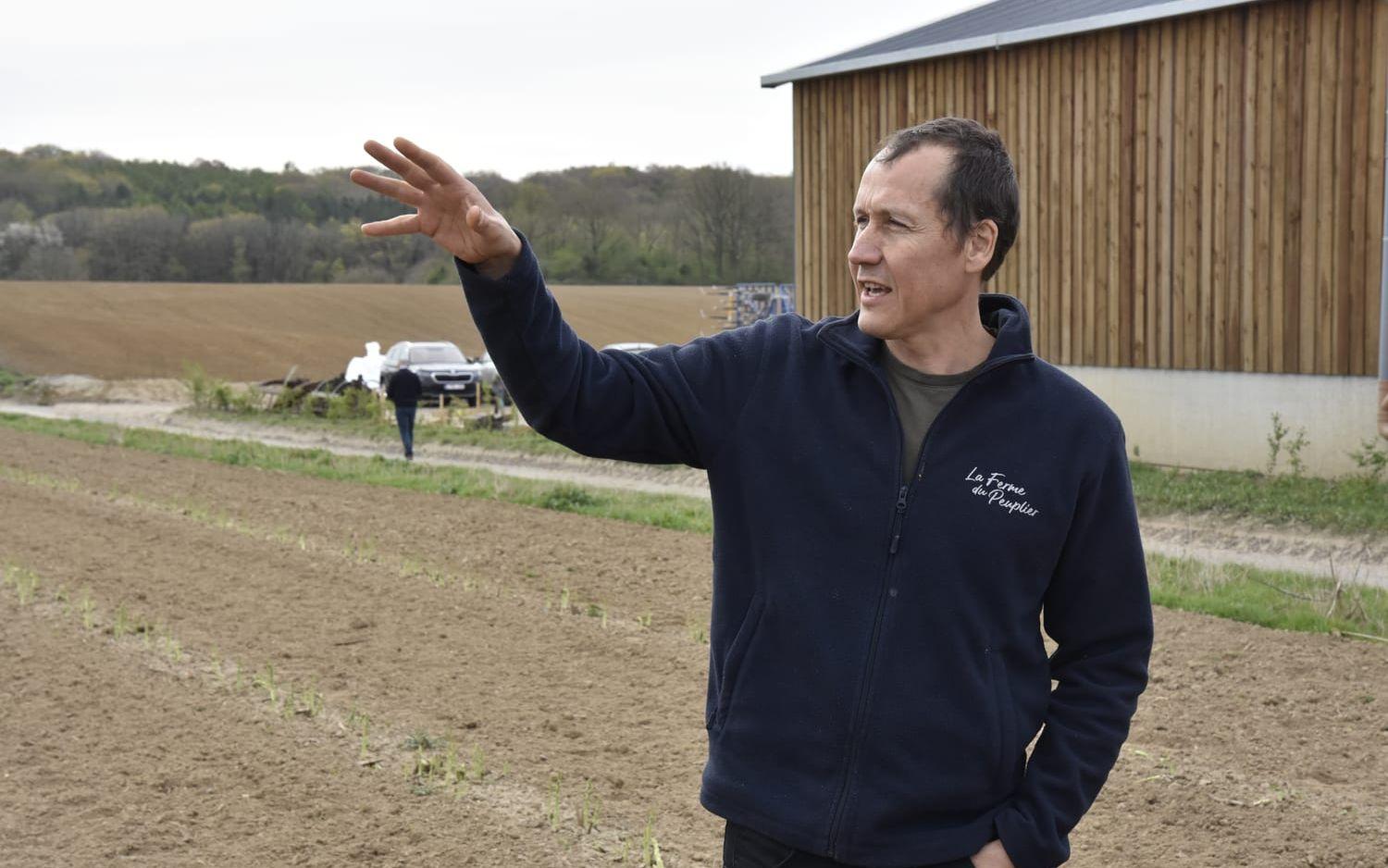 Ekobonden Gwenaël du Bus odlar grönsaker på gården La ferme du Peuplier i Belgien. Han väljer att sälja direkt till marknader, snarare än till grossister och livsmedelskedjor.