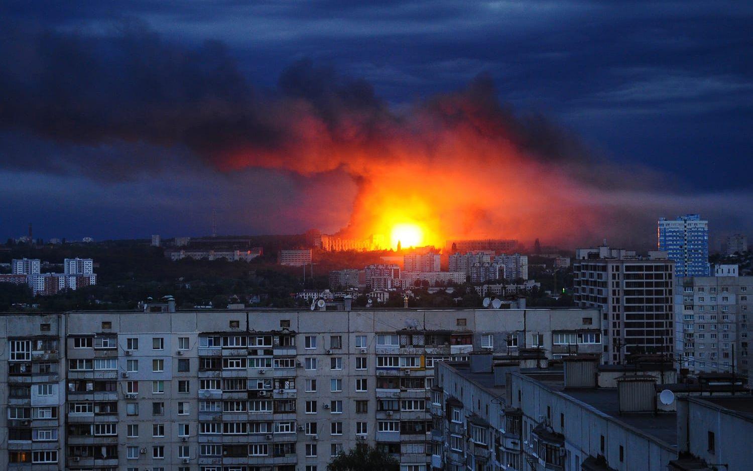 Eld och rök när en rysk projektil slår ner i Charkiv den 7 juni.