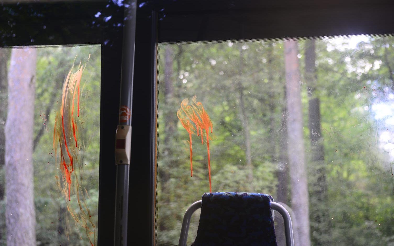 Bussens fönster är nedkladdade med färg som kan misstas för blod. Det ska nu tvättas bort. Bild: Tobias Kjellberg