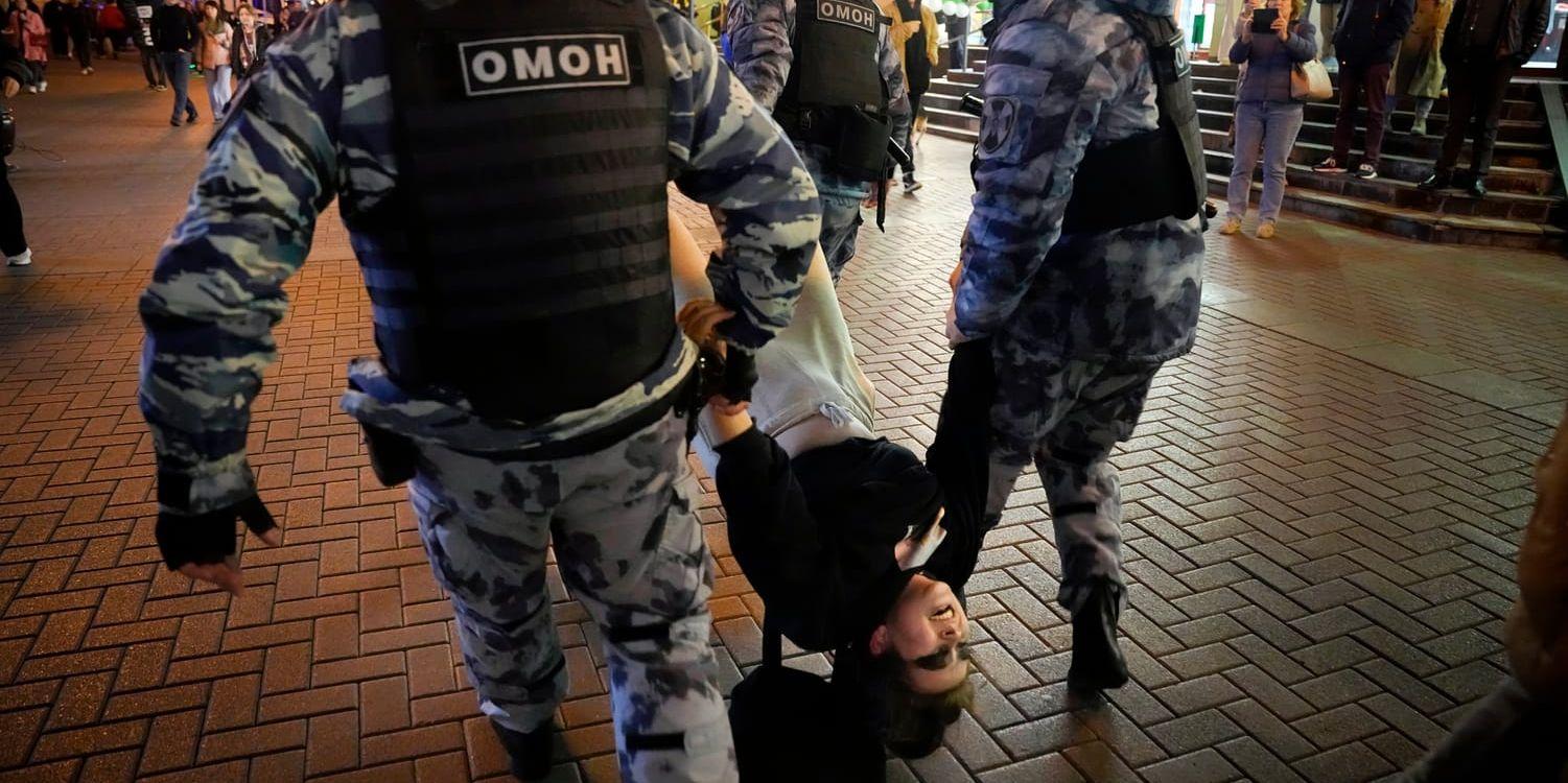 Riot police detain a demonstrator during a protest against mobilization in Moscow, Russia, Wednesday, Sept. 21, 2022. Russian President Vladimir Putin has ordered a partial mobilization of reservists in Russia, effective immediately. (AP Photo/Alexander Zemlianichenko)  XAZ129