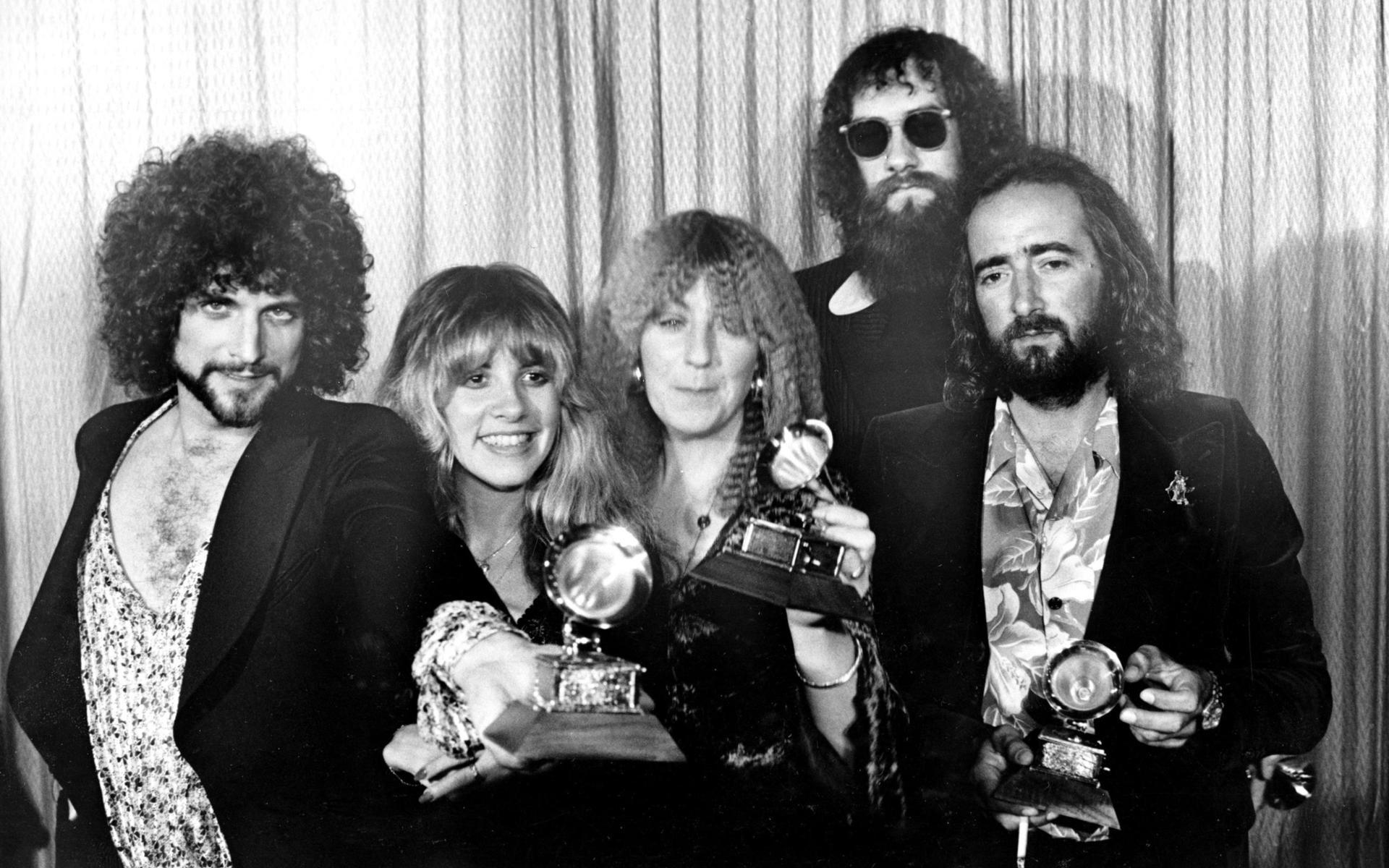 Fleetwood Mac 1978, på Grammy Awards. Bandet, från vänster Lindsey Buckingham,, Stevie Nicks, Christine McVie, Mick Fleetwood, och John McVie, hade vunnit årets album för ”Rumours”. Vid den tiden var Peter Green inte längre en del av bandet.