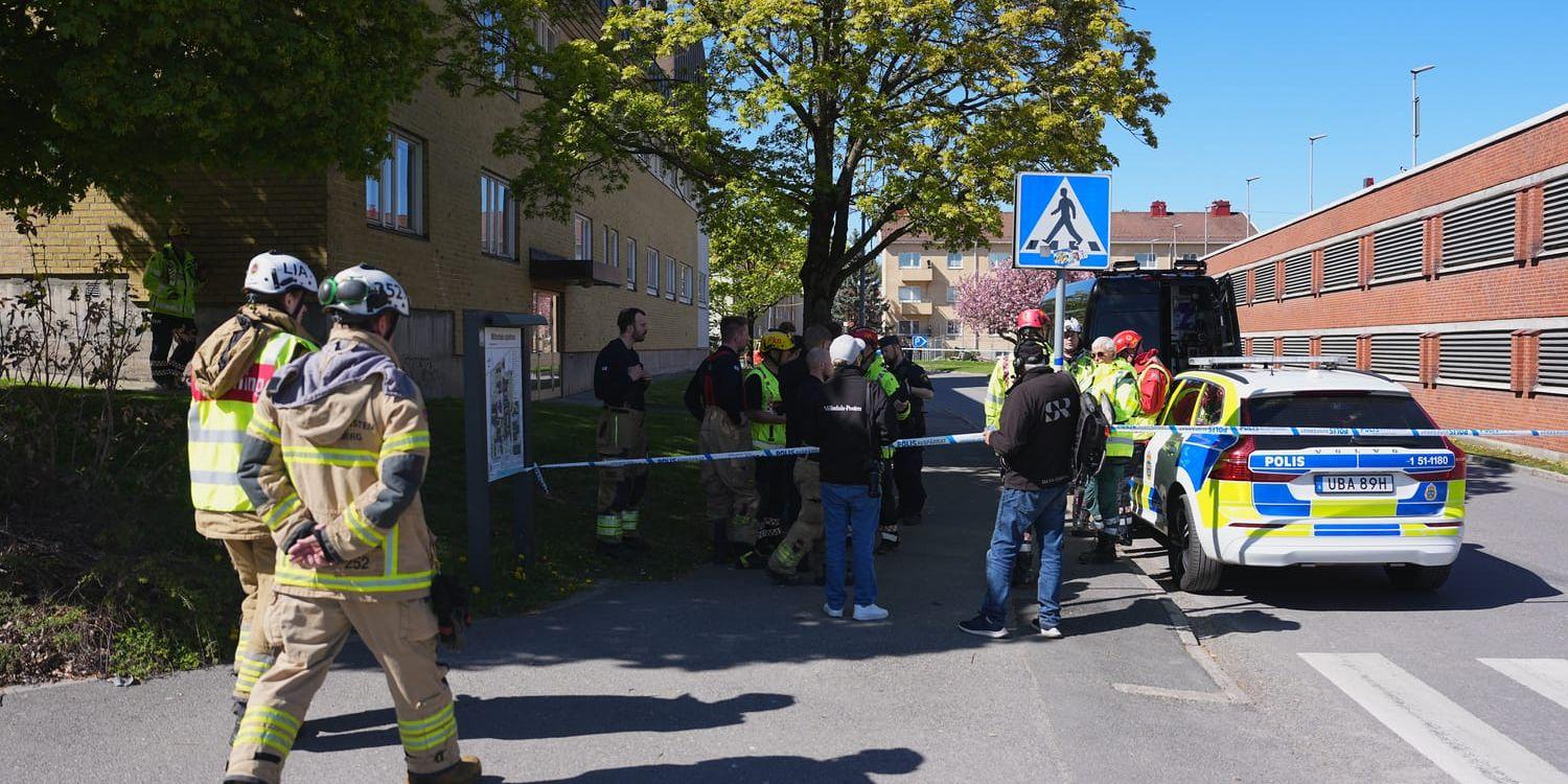 Räddningspersonal runt avspärrningar på en väg.