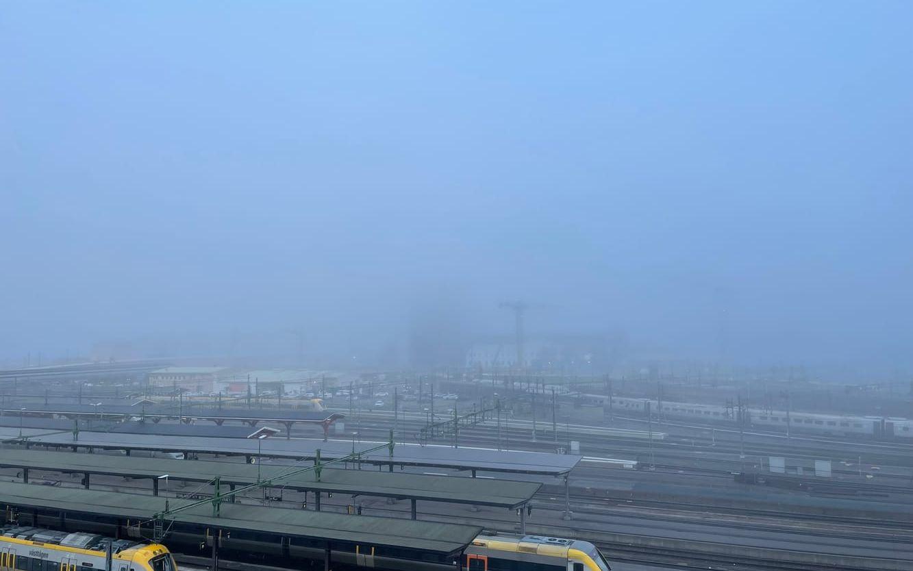 Dimman låg tät över Göteborg på onsdagsmorgonen. Här är utsikten från GP-huset över centralstationen.