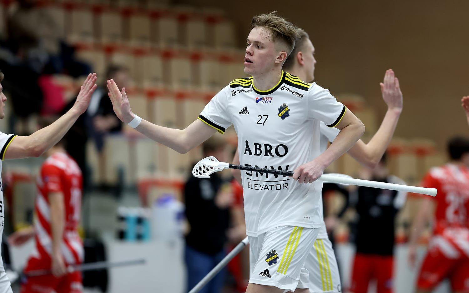 AIK:s poängkung Liam Åström, 21, skadade sig när klubben firade sitt säkrade kontrakt i SSL. Varning för otäckt bildspel.
