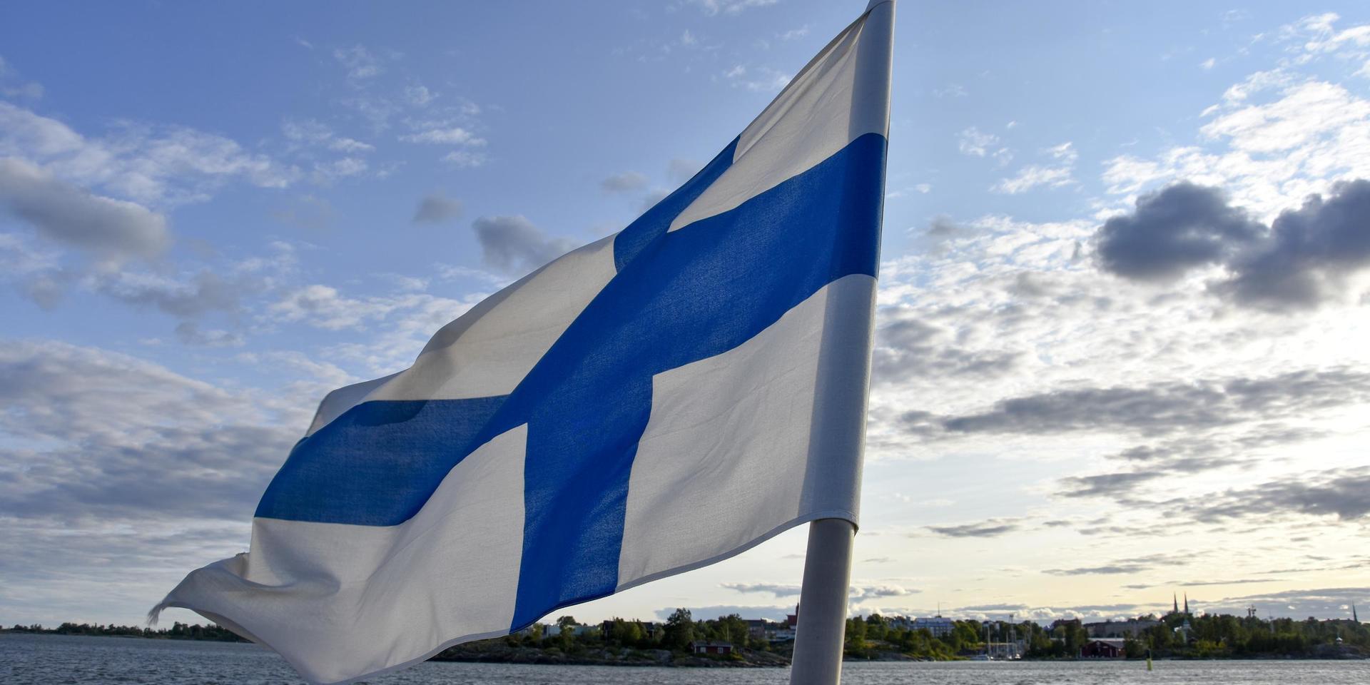 Finsk flagga på båt i skärgården.