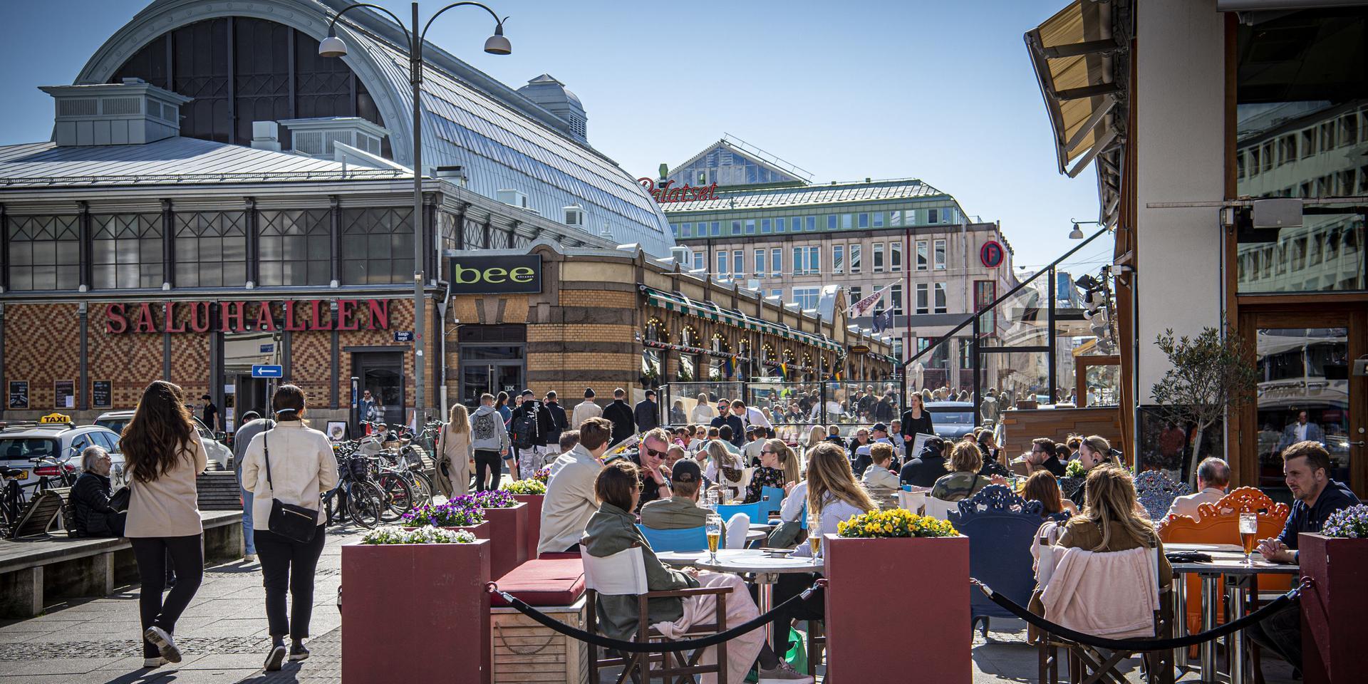 Uteserveringar i både Göteborg och Stockholm har varit fyllda av människor under vårens soligare dagar – trots förbuden mot trängsel. Flera krogar har tvingats stänga på grund av att de inte följt reglerna. 