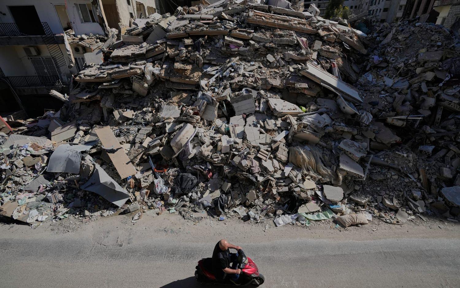 Förstörd fasad efter israeliska räder mot Tyre i Libanon.