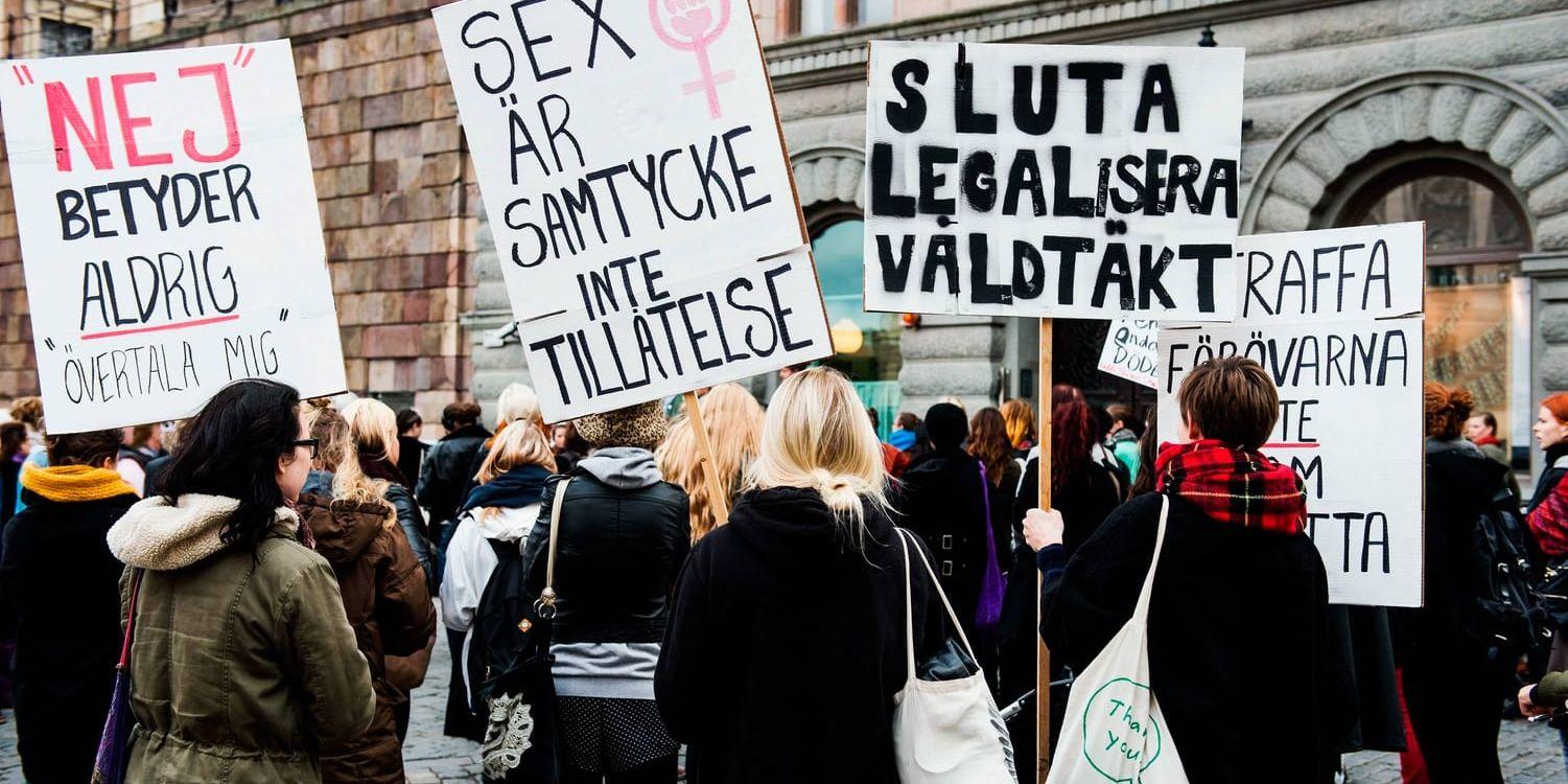 Under 2013 och 2014 ledde flera våldtäktsdomar till debatt och protester. På bilden en manifestation utanför Svea hovrätt i Stockholm. Arkivbild.