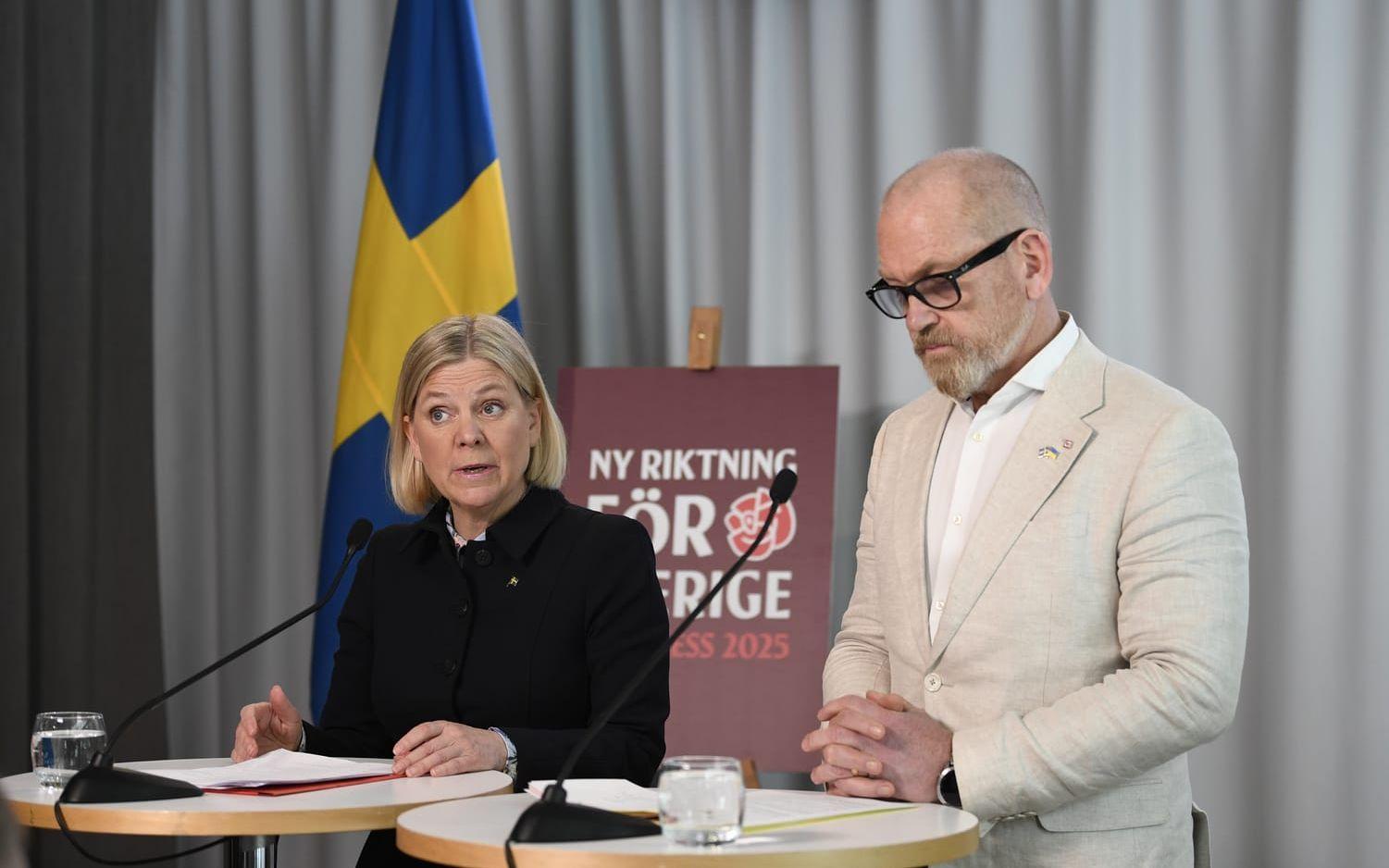 Socialdemokraternas partiledare Magdalena Andersson och LO:s ordförande Johan Lindholm. Stödet från LO-förbunden till S minskar. Arkivbild.