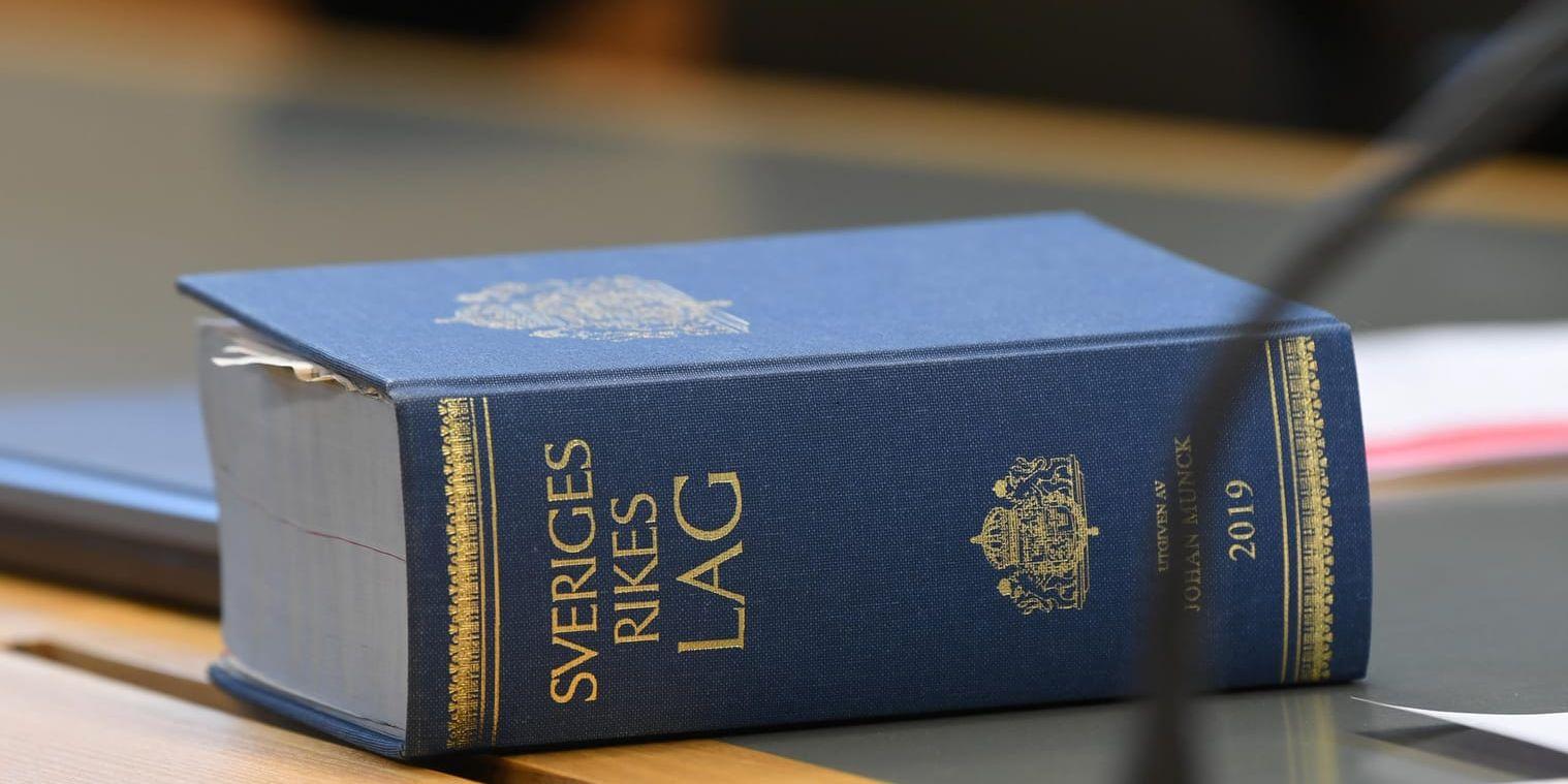 Skaraborgs tingsrätt dömer en av männen som misshandlade poliser vid Resecentrum i Skövde till rättpsykiatrisk vård med särskild utskrivningsprövning. Arkivbild.