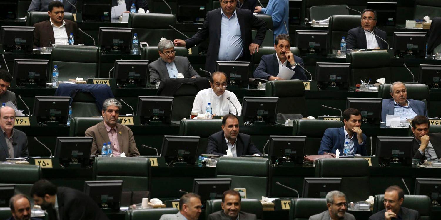 Iranska parlamentsledamöter lyssnar till ett anförande i samband med riksrättsprocessen mot den tidigare arbets- och socialministern Ali Rabiei. Arkivbild.