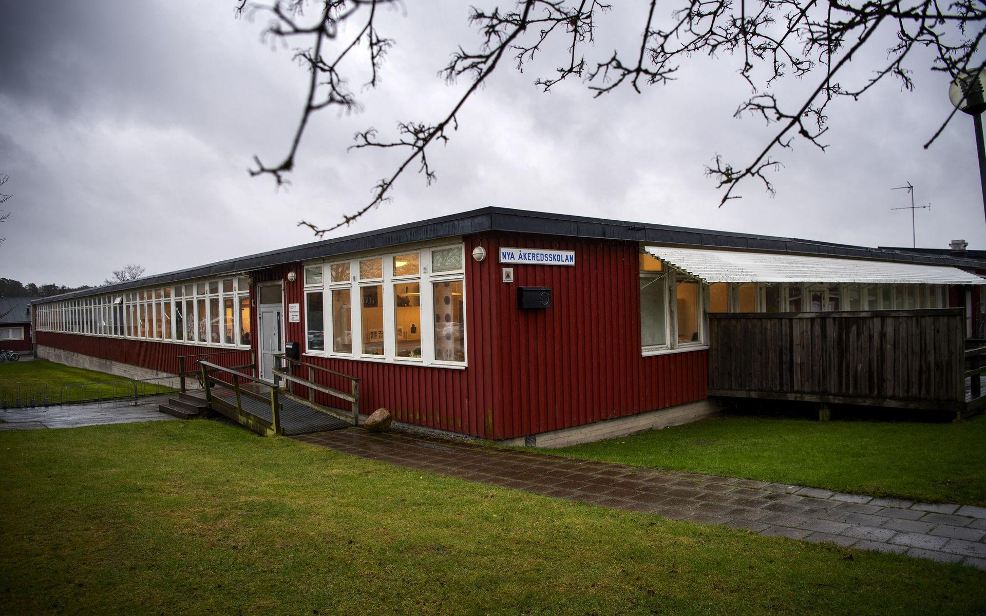 Åkeredsskolan är utdömd. Nu lovar politikerna att skolan ska rivas och ersättas med en ny.