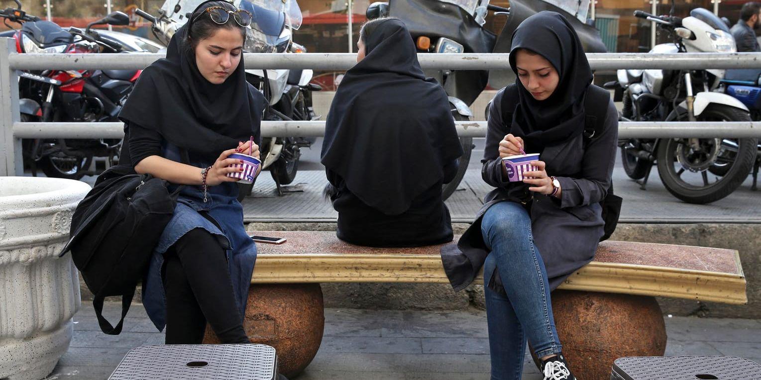 Kvinnor i huvudduk i Irans huvudstad Teheran. Arkivbild.