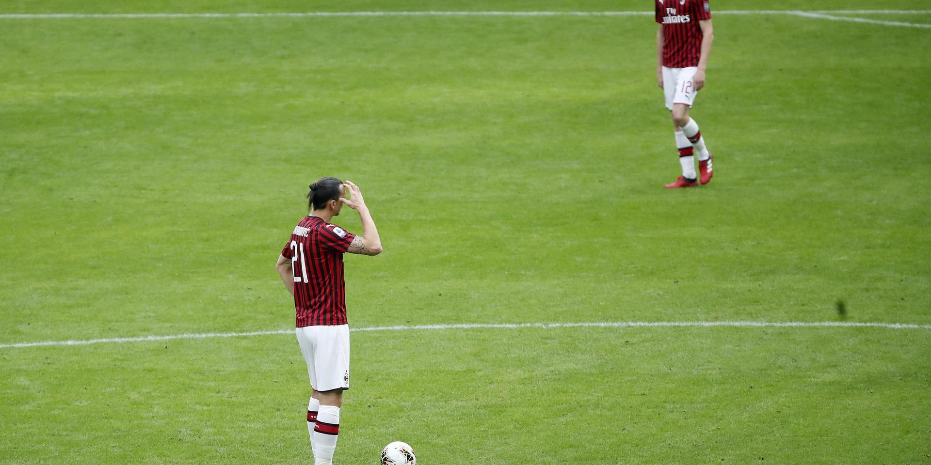 Milans Zlatan Ibrahimovic, vänster, väntar på avspark efter att Genoas Francesco Cassata gjort mål i 1–2-matchen på ett tomt San Siro.