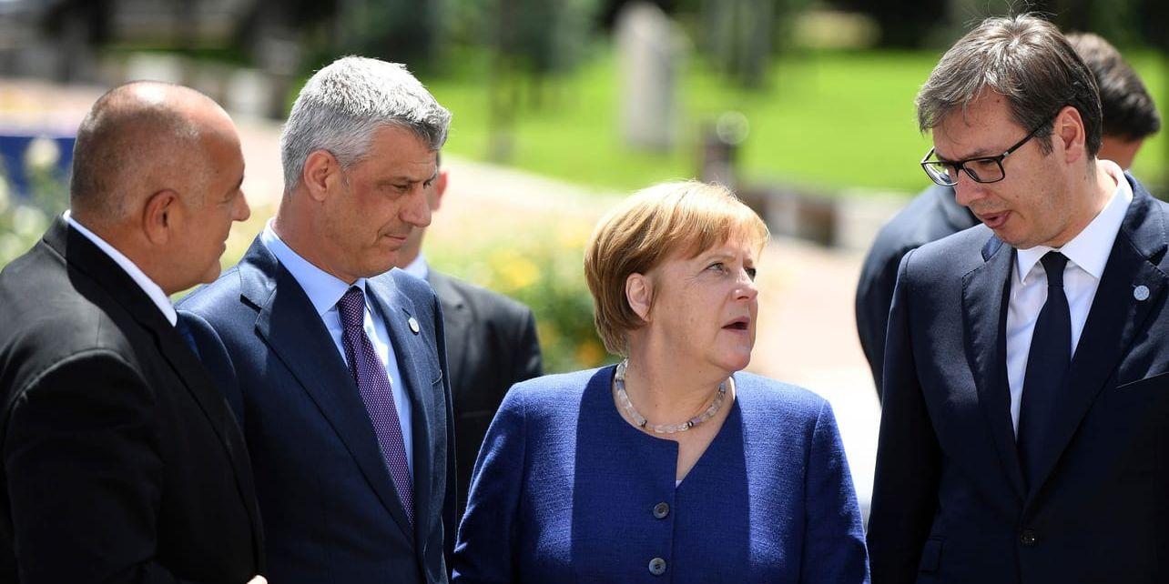 Kosovos president Hashim Thaci (tvåa från vänster) och Serbiens president Aleksandar Vucic (till höger) i samtal med Tysklands förbundskansler Angela Merkel i Sofia i maj. Arkivfoto.