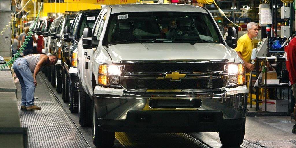 Chevrolet Silverado rullar ut från monteringen på General Motors fabrik i Flint i Michigan. Arkivbild.