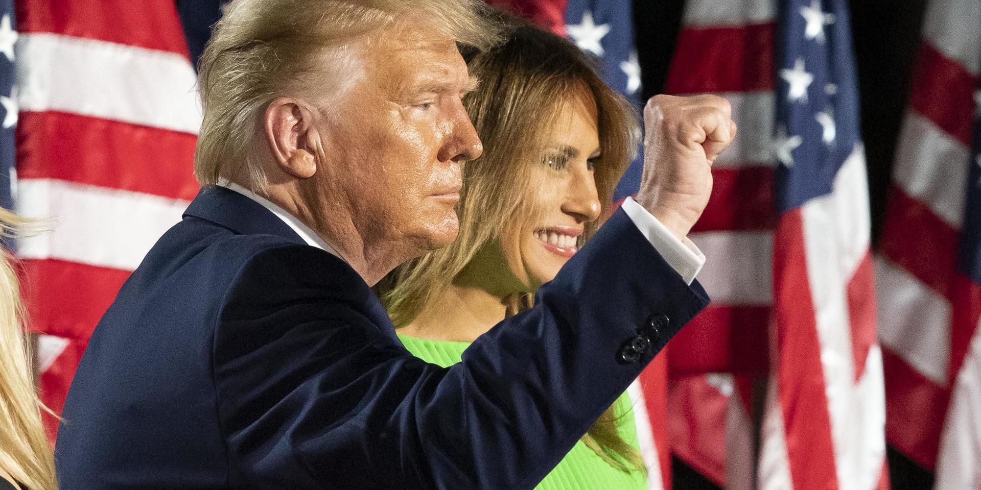 President Donald Trump, här med frun Melania, höjer näven efter sitt avslutningstal vid det republikanska konventet. Ett konvent som till stor del handlade om lag och ordning, skriver GP:s Britt-Marie Mattsson.