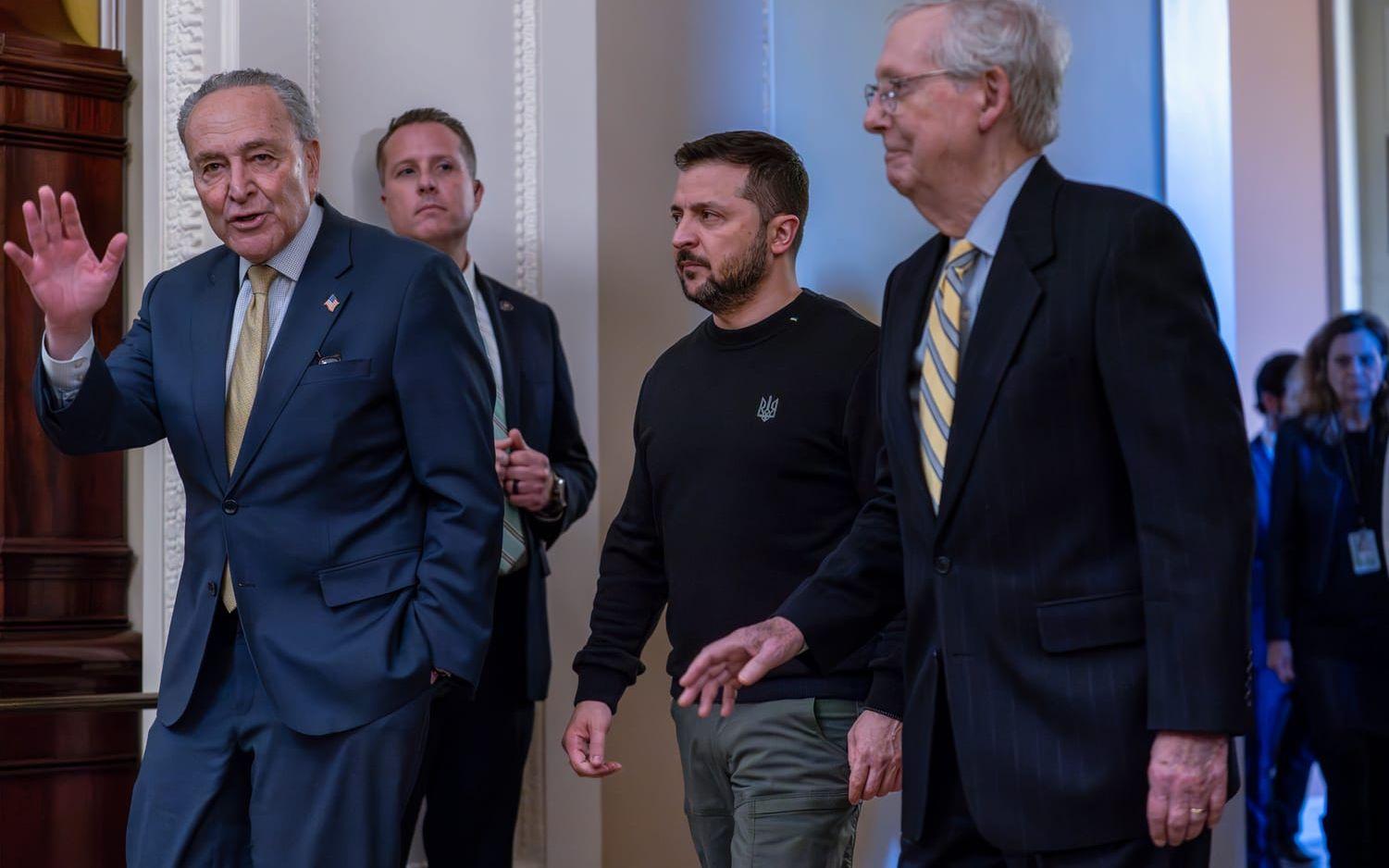 Ukrainas president Volodymyr Zelenskyj på besök i USA-kongressen den 12 december, här omgiven av Demokraternas ledare i senaten Chuck Schumer och hans republikanske motsvarighet Mitch McConnell.