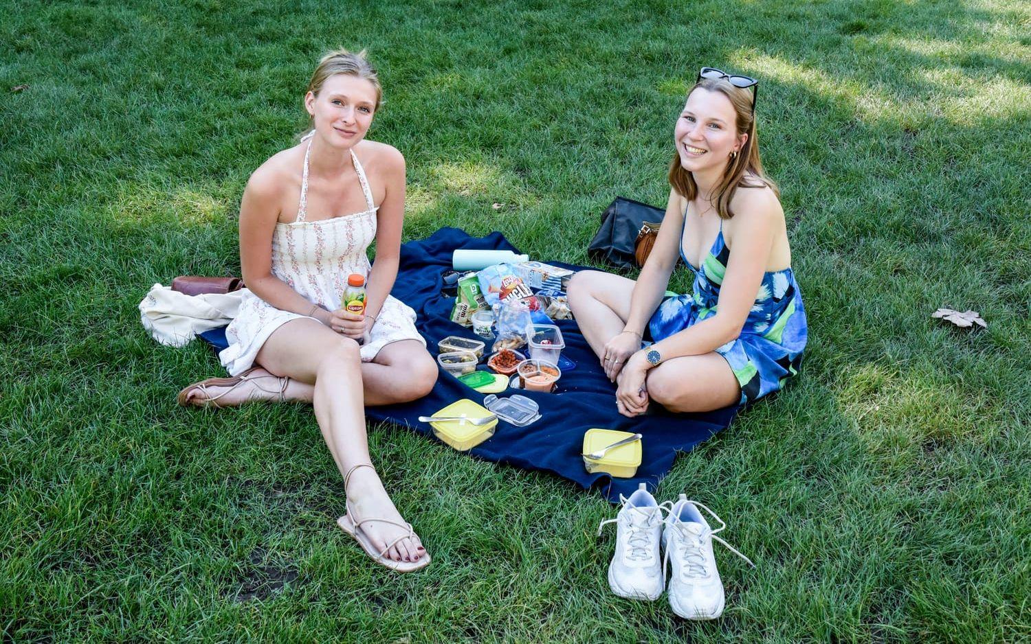 'Ett bra ställe att bo på', säger Myrte Vanlangendonck och Siebe Stevens som dukat upp till picknick i Kruidtuin-parken i Mechelen.
