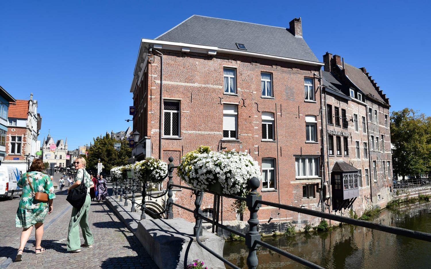 Belgiska Mechelen har en stor medeltida stadskärna, som den lilla floden Dyle rinner igenom.