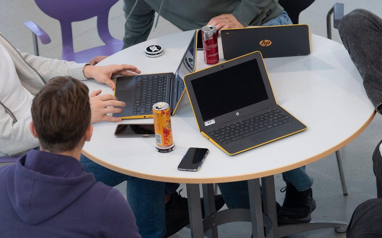 Fyra av tio svenska åttondeklassare når inte upp till grundläggande kunskaper i dator- och informationskunnighet, enligt kunskapsmätningen Icils. Arkivbild.