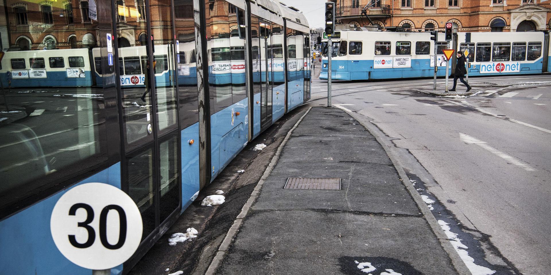 Med tanke på att spårvagnarna i Göteborg och Mölndal varje dygn transporterar ett par hundra tusen passagerare är det extremt få platser som tas bort, skriver insändaren. 