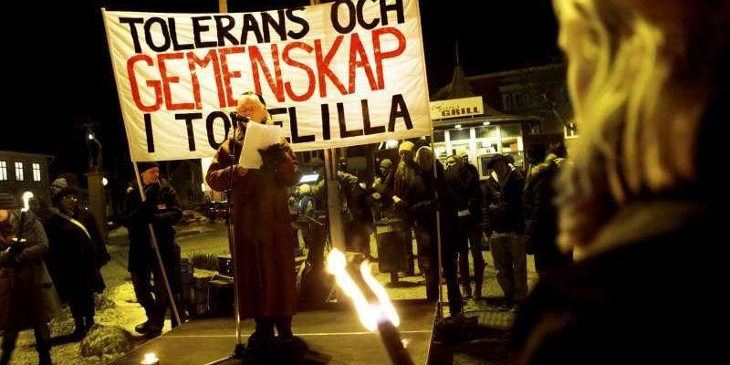 Lotta Hedström ledamot i Tomelillas kommunstyrelse talar när tomelillaborna samlades på torget i Tomelilla i januari 2011 i en antirasistisk manifestation med anledning av att en muslimsk kvinna har utsatts för stenkastning och glåpord, detta har väckt starka känslor bland ortsborna.