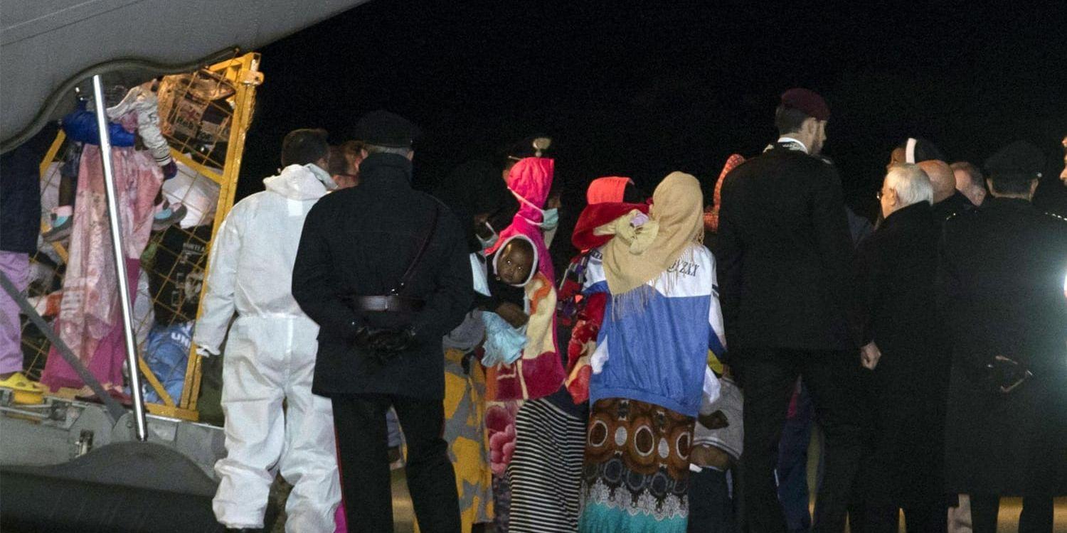 De först evakuerade migranterna landar i Italien efter att ha flugit från Libyen.
