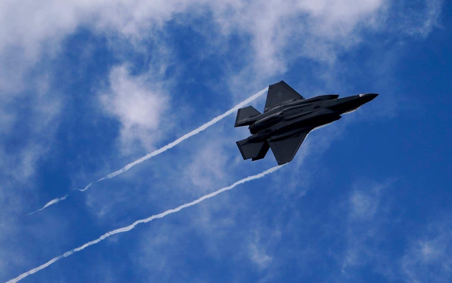 Ett F-35-plan visas upp i samband med flygmässan i engelska Farnborough för två år sedan. 