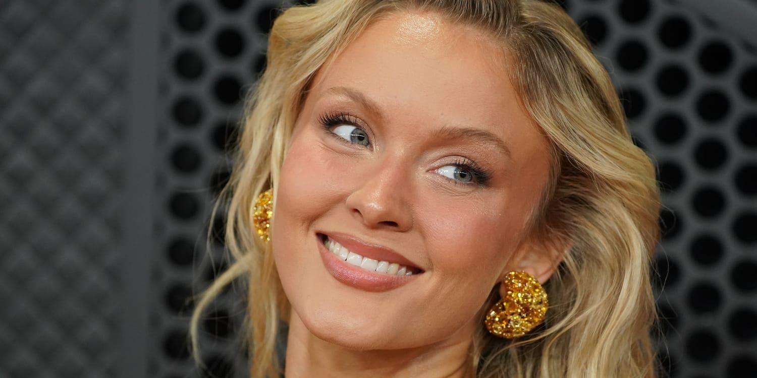 En leende Zara Larsson.