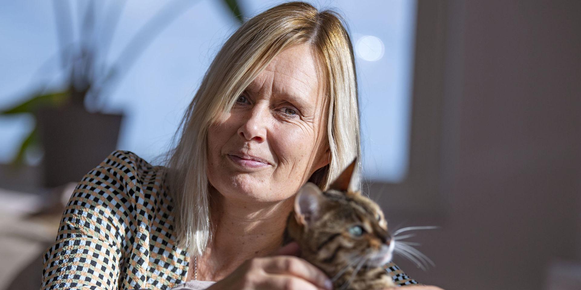 Ulrika Rogland, här tillsammans med katten Bonnie, har varit domare och en av landets mest profilerade åklagare inom sexualbrott. I dag arbetar hon som advokat och målsägandebiträde och är specialiserad på brott mot barn. Nu fyller hon 55 år.