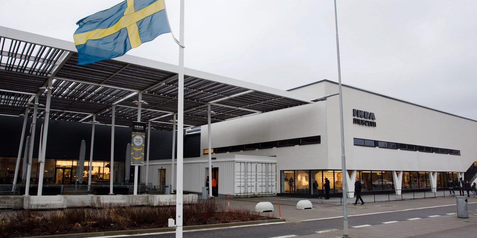 Flaggan på halv stång vid Ikea museet i Älmhult på söndagen. 